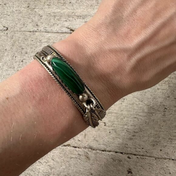 Vintage A.J Platero Navajo Feather Dangle Malachite Ciff Bracelet - Picture 4 of 8